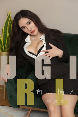 男人趴在美女身上亲胸